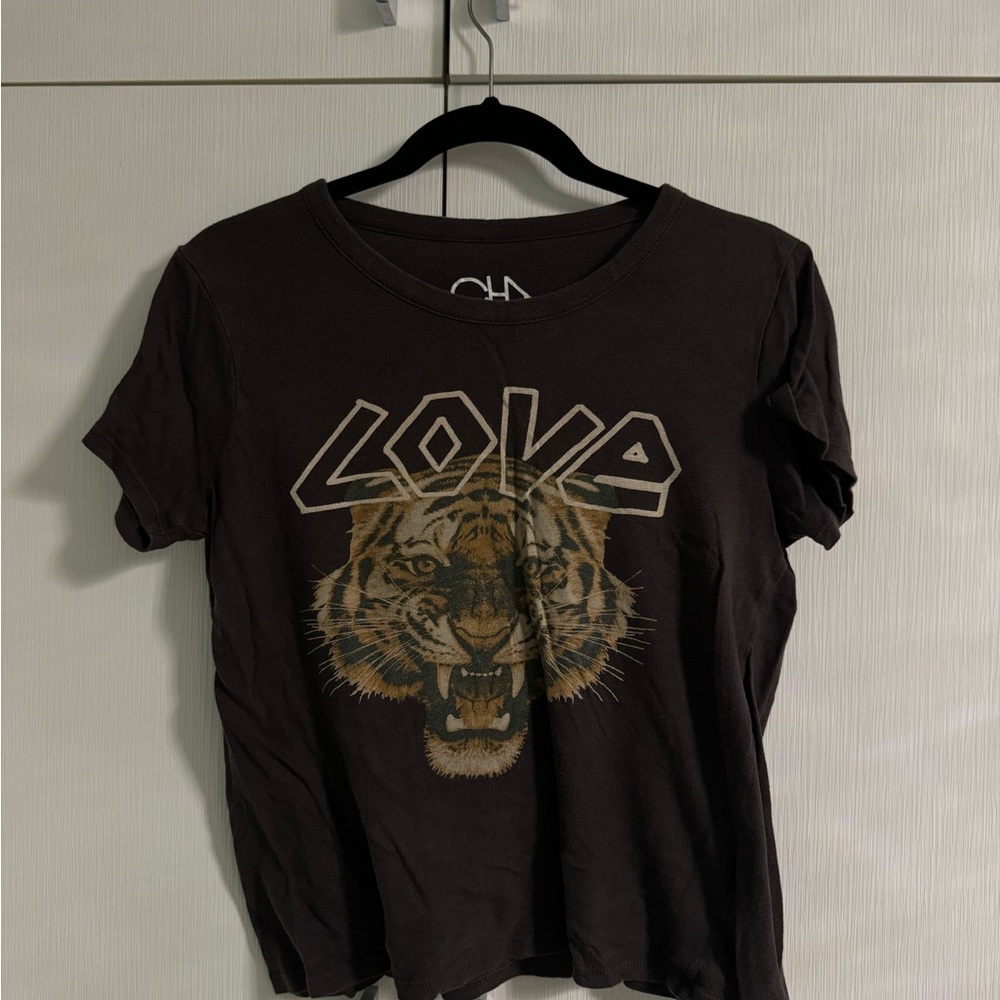 graphic lions tee